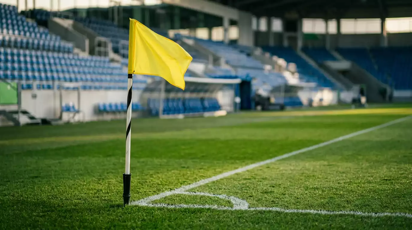 Detail trávnika a postranná čiara futbalového štadióna pred výkopom