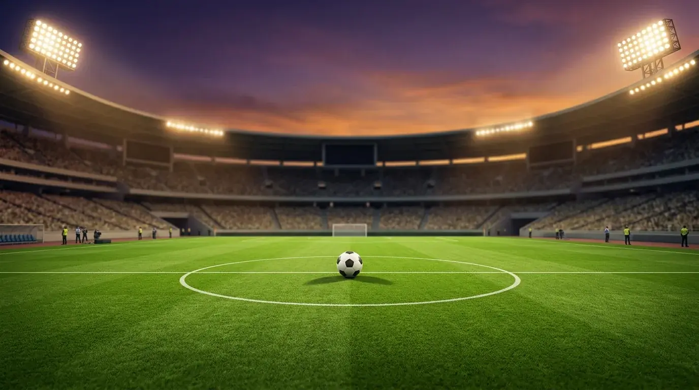 Futbalová lopta na trávniku štadióna pod večerným osvetlením pred zápasom MS 2026