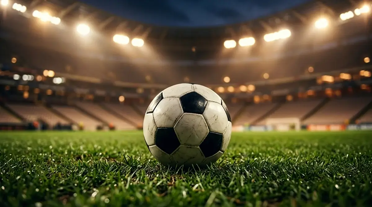 Futbalová lopta na trávniku štadióna počas večerného zápasu MS 2026