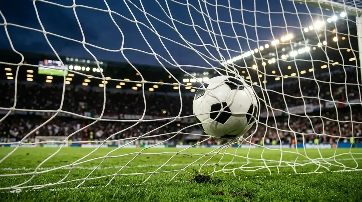 Futbalová lopta v sieti brány — symbol súboja kanonierov